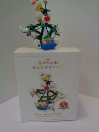 2006 Hallmark Keepsake Ornament Sprucing Up Sylvester & Tweety Bird