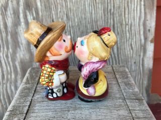 Vintage Magnetic Kissing Cowboy/cowgirl Ceramic Salt And Peppers Shakers