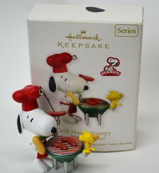 2011 Hallmark Ornament Snoopy Grill Master (c7)
