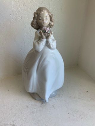 Nao By Lladro Porcelain Figure Hand Made (no Box) Young Girl Holding Bouquet