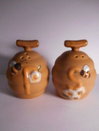 Vintage Ceramic Tan Beehive Bee Hive Salt And Pepper Shaker With Handles