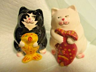 Salt & Pepper Shakers Cats Holding Fish Black And White Cats Clay Art Vintage