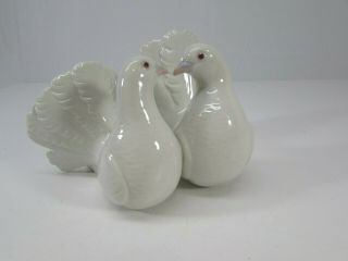 Lladro Couple Of Doves Kissing Figurine 1169
