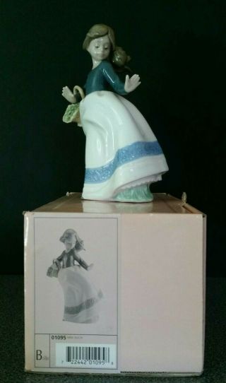 Nao By Lladro Figurine - Girl With Flower Basket 1095 W/ Box
