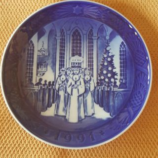 1991 Royal Copenhagen Christmas Plate - " The Festival Of Santa Lucia "