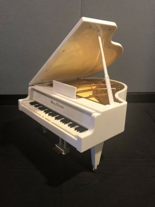 Xmas " Chain Fong " Animated Grand Player Piano.  Plays Xmas Melody.  Keys Move