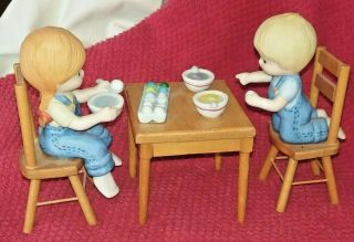 1984 Enesco Country Cousins Katie & Skip Coloring Easter Eggs At Table 30759