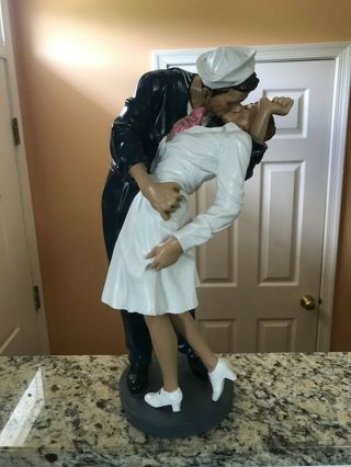 18” Figurine Of Ww2 Navy Sailor Kissing Nurse V - J Day In Times Square