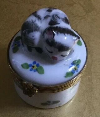 Limoges Chamart France Kitty Cat Sleeping on a Round Trinket Box Peint Main 3