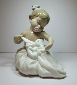 Lladro Nao My Blanky Baby Girl With Blanket & Pacifier Figurine 1337