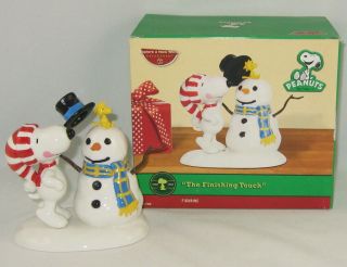 Department 56 Peanuts / Snoopy & Snowman Figurine " The Finishing Touch " W/box