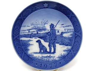 Royal Copenhagen Denmark Blue Christmas Plate 1977 Hunting Scene Dog Hunter 7 "