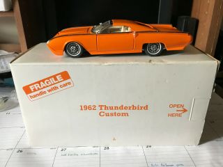Danbury 1962 Ford Thunderbird Custom Sunset Orange Pearl 1;24