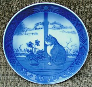 Royal Copenhagen Annual Christmas Plate,  Year 1970,  Christmas Rose And Cat