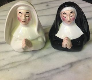 Vg Clay Art 1999 Collectibles Salt And Pepper Shakers Nun W/ Habits On Praying