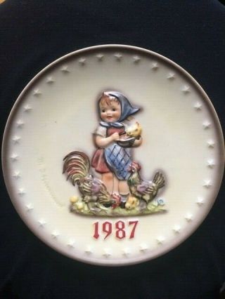 Vintage M.  J.  Hummel Goebel Collectible 17th Annual Plate 1987 Feeding Time