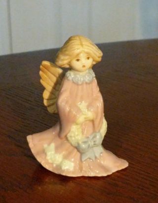 Porcelain Singing Angel W/ Wreath 2 - 3/4 " Russ Berrie And Company Item 15270