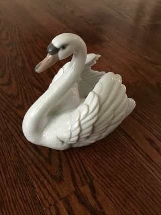 Lladro 5231,  Swan With Wings Spread