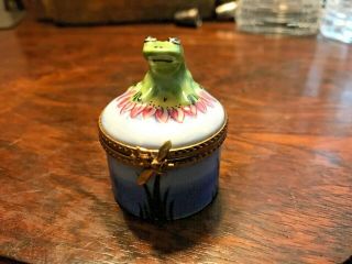 Limoges France Peint Main Frog On Lilypad Hinged Trinket Box