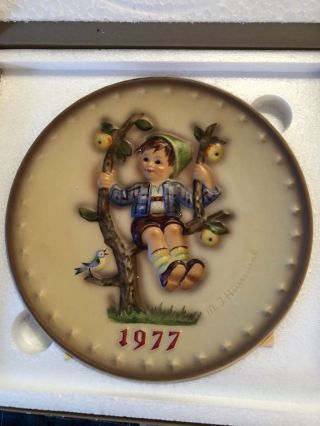 Vintage Goebel Hummel Plate 1977 “apple Tree Boy”