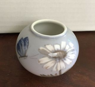 Royal Copenhagen 2688 Floral Bowl Daisy Butterfly Blue Gray White No Faults 3