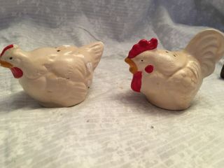 Salt And Pepper Shakers Chickens.  White.  Vintage.  Souvenir From 7 Caves In Ohio