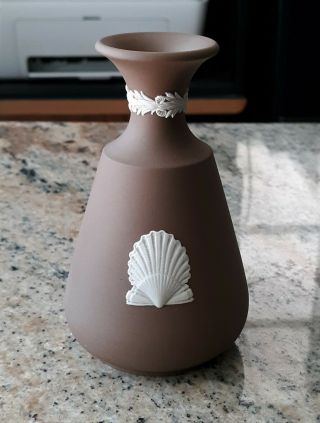 Vintage Wedgwood Brown Jasperware w/White Clam Shells Bud Vase 3