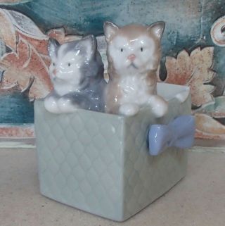 Nao By Lladro 1080 " Kittens In A Box " Or " Purr - Fect Gift " 2 Cats - Mwob,  Rv$175