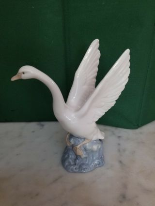 Nao/llardo Figurine - " Swan Ready To Take Flight " - 8 " Height