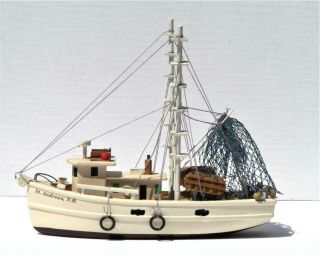 Fine Wooden Shrimp Boat Rope Netting & Plastic Fixtures 7 " Long 2¾ " Wide 8 " High