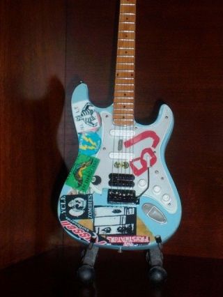 Mini Bj Guitar Green Day Billie Joe Armstrong Gift Memorabilia Stand Art