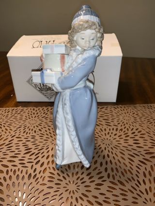 9 " Nao By Lladro Figurine Christmas Time Girl With Presents 484 Cond