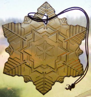 Vintage 1982 Avon " Shimmering Snowflake " Mountain Pine Scent 2.  5 " Ornament -