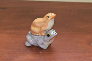 Vintage Anthropomorphic Piggy Back Frogs Salt And Pepper Shakers - Japan