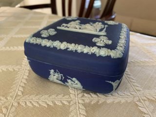 VINTAGE WEDGWOOD DARK BLUE JASPERWARE SQUARE TRINKET BOX WHITE CAMEO 2