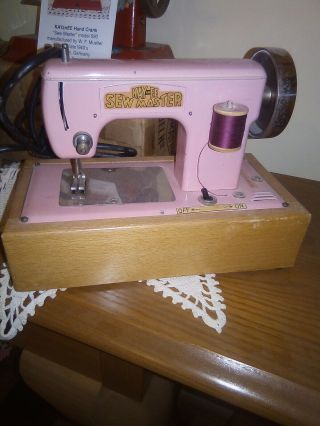 Kay•an•ee Pink Sew Master /vintage Electric Toy Sewing Machine 1950s Berlin