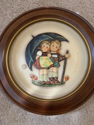 Goebel M.  J.  Hummel 1975 Stormy Weather Plate In Wood Frame First Edition