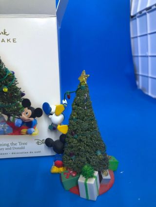 Hallmark Christmas Ornament Disney Mickey And Donald TRIMMING THE TREE 2007 3