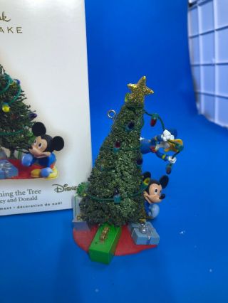 Hallmark Christmas Ornament Disney Mickey And Donald TRIMMING THE TREE 2007 4