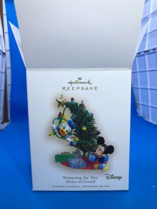 Hallmark Christmas Ornament Disney Mickey And Donald TRIMMING THE TREE 2007 5