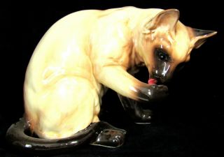 Vintage Andrea By Sadek Grooming Siamese Cat Porcelain Figurine