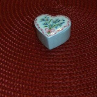 " Forget Me Not " Flowers Heart Shaped Ceramic Trinket Box W/ Lid Converts To Pin