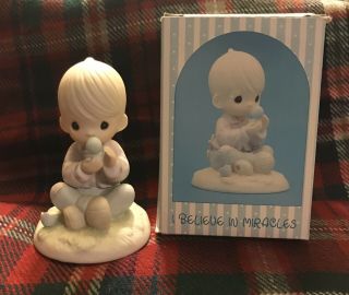 Precious Moments Figurine " I Believe In Miracles " Boy 1981 E - 7156 R Flower