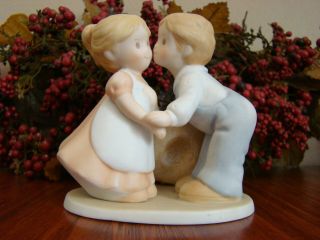 Homco First Kiss Circle Of Friends Figurine 1991 Gently Pre - Owned