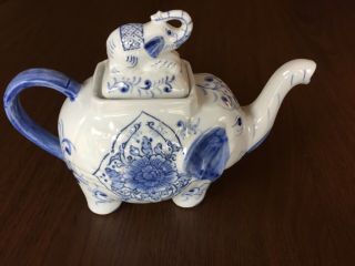 Vntg 1989 Seymour MANN Flora Fine Porcelain Blue & White Floral ELEPHANT Teapot 2