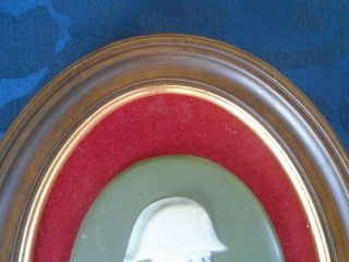 Oval frame containing a jasperware bust of Napoleon Bonaparte 3