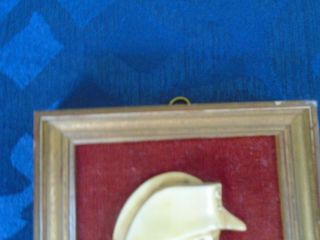 Oval frame containing a jasperware bust of Napoleon Bonaparte 5