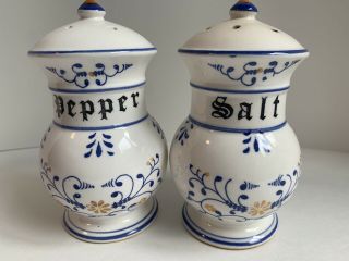 Vtg Royal Sealy Heritage Salt Pepper Shaker Set White Blue Scrolls Design 5.  25 "