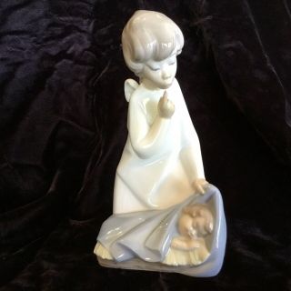 Lladro Figurine 4635 Guardian Angel Watching Over Sleeping Baby,