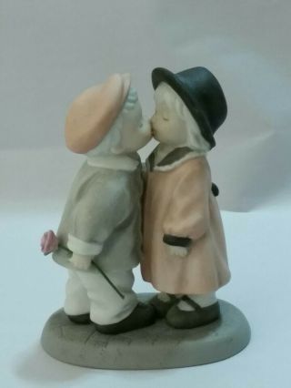 Enesco 1997,  Love With A Kiss,  Pretty As A Picture 4.  5 "
